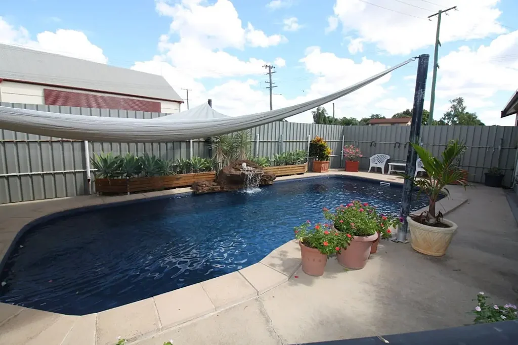Queenton 3Kwarto 3 BED + OFFICE + POOL + SHEDS = LIFESTYLE PACKAGE