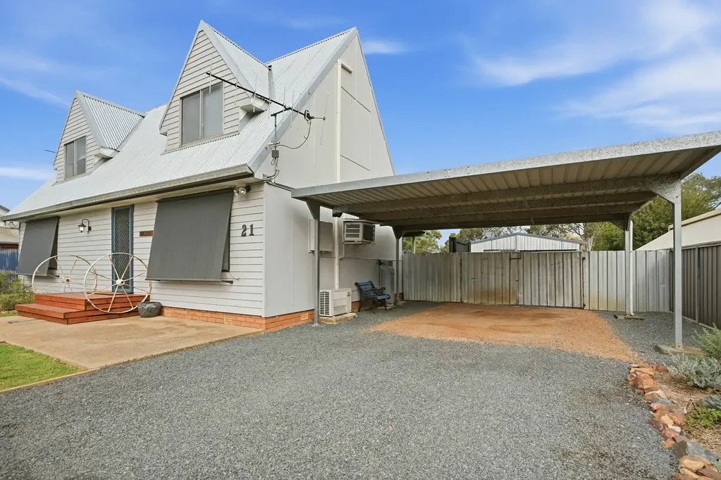 Trangie 3房  Two-Storey Family Home - Space, Style & Comfort