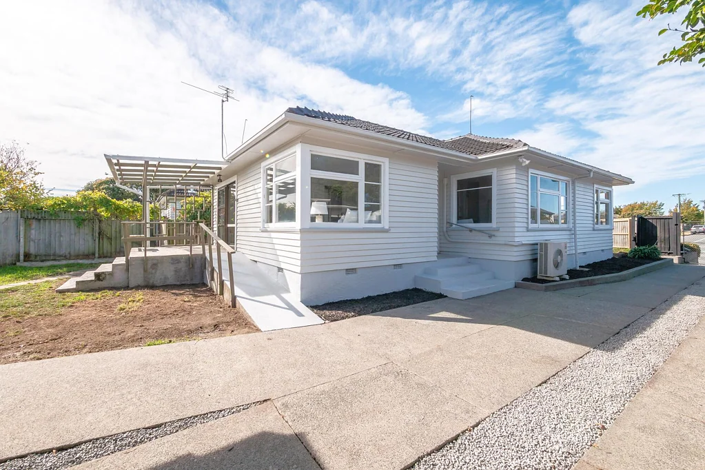 Avondale 3Moenga Renovated Inside, Space Outside
