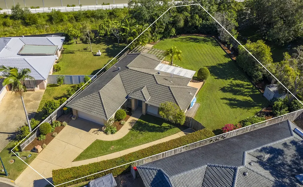 Helensvale 4chambre 1145m of useable land with side access in a great location!