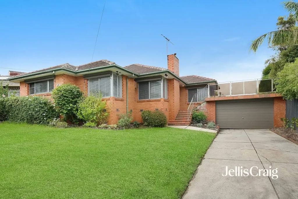Light-Filled Family Living with a Stunning Entertainer's Deck in the Viewbank College Zone