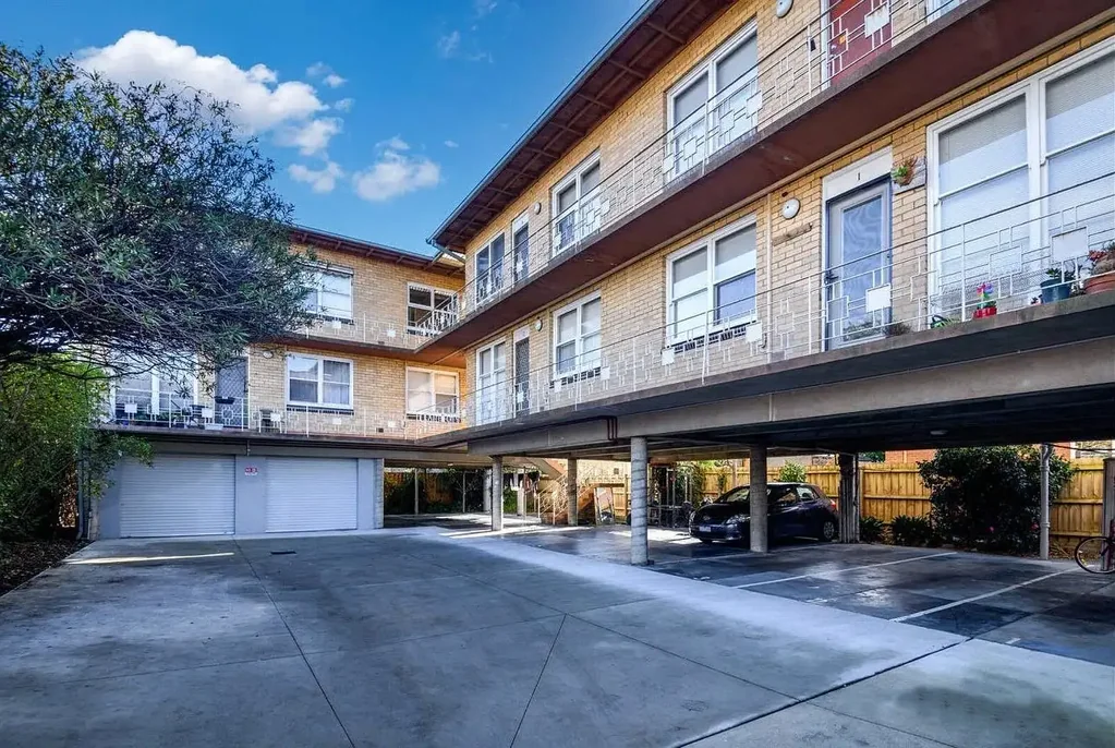 Private & Elevated One-Bedroom Apartment Near Ormond Station
