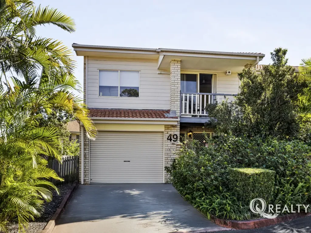 Parkinson 3 Bedroom Rare Parkinson Townhouse in Spectacular Complex!