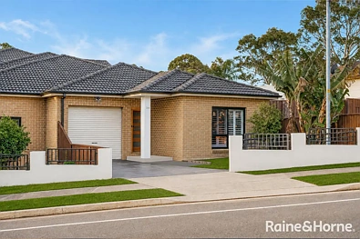 Macquarie Fields 4Habitaciones Spacious 454sqm Family Home | Walk to Station & Local Amenities