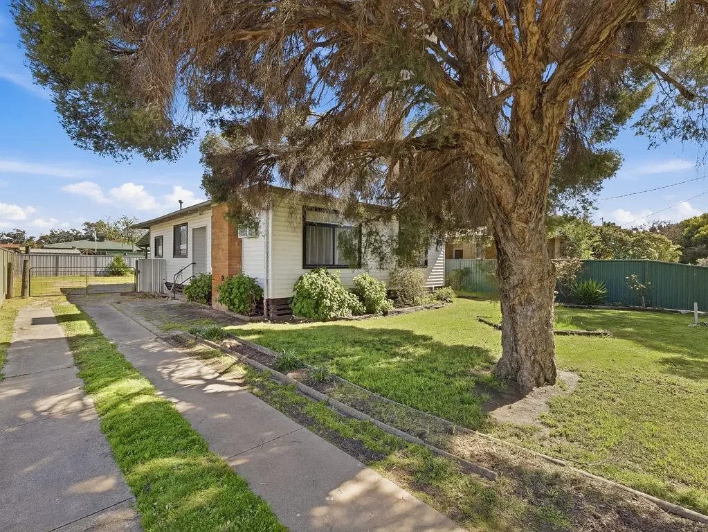 Benalla 3침실 SOLID ENTRY-LEVEL OPPORTUNITY WITH SPACE TO ADD VALUE