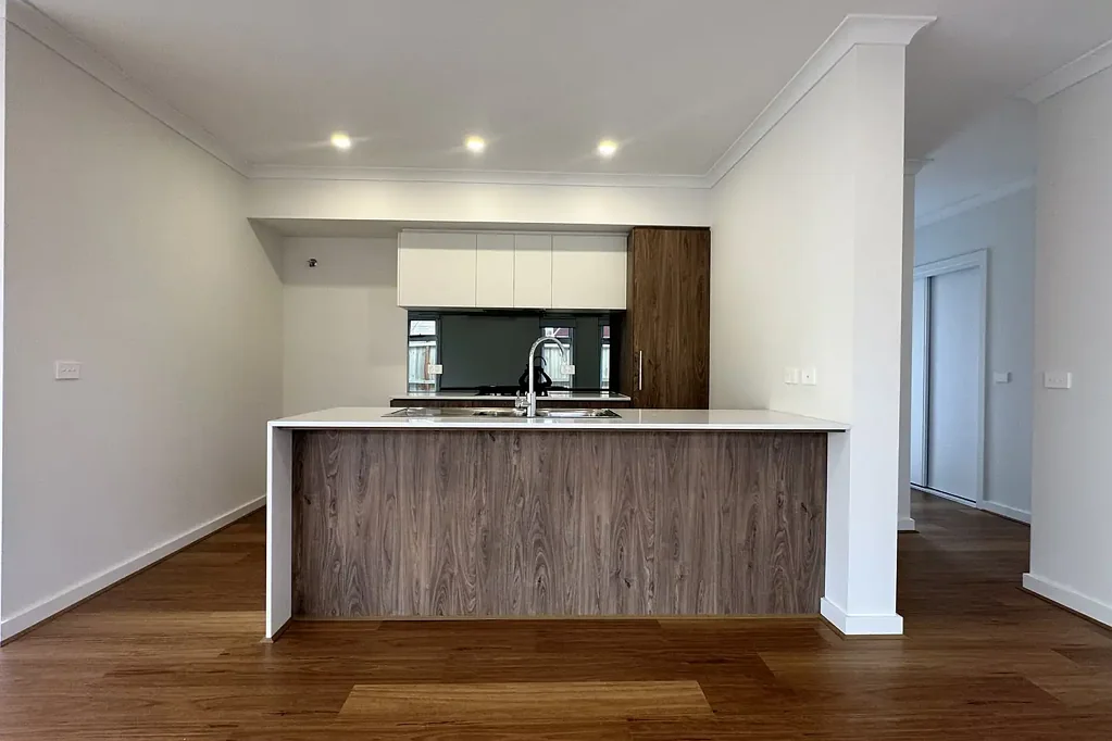 Modern and oversized 4-beds home in Windermere Estate you won't want to miss!!!
