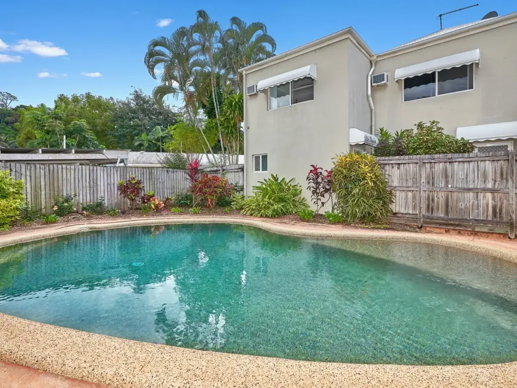 TWO BEDROOM TOWNHOUSE CLOSE TO BEACH!