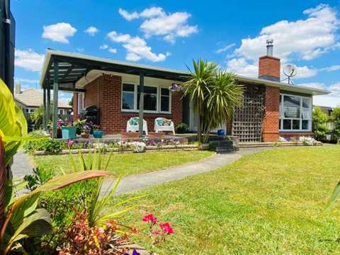 Hamilton Central 3房  Urban Garden Sanctuary Brick Home