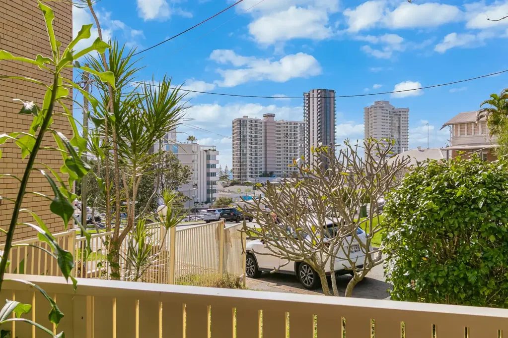 Coolangatta 2غرفة نوم Prime Coolangatta Opportunity - Coastal Convenience with Renovation Potential