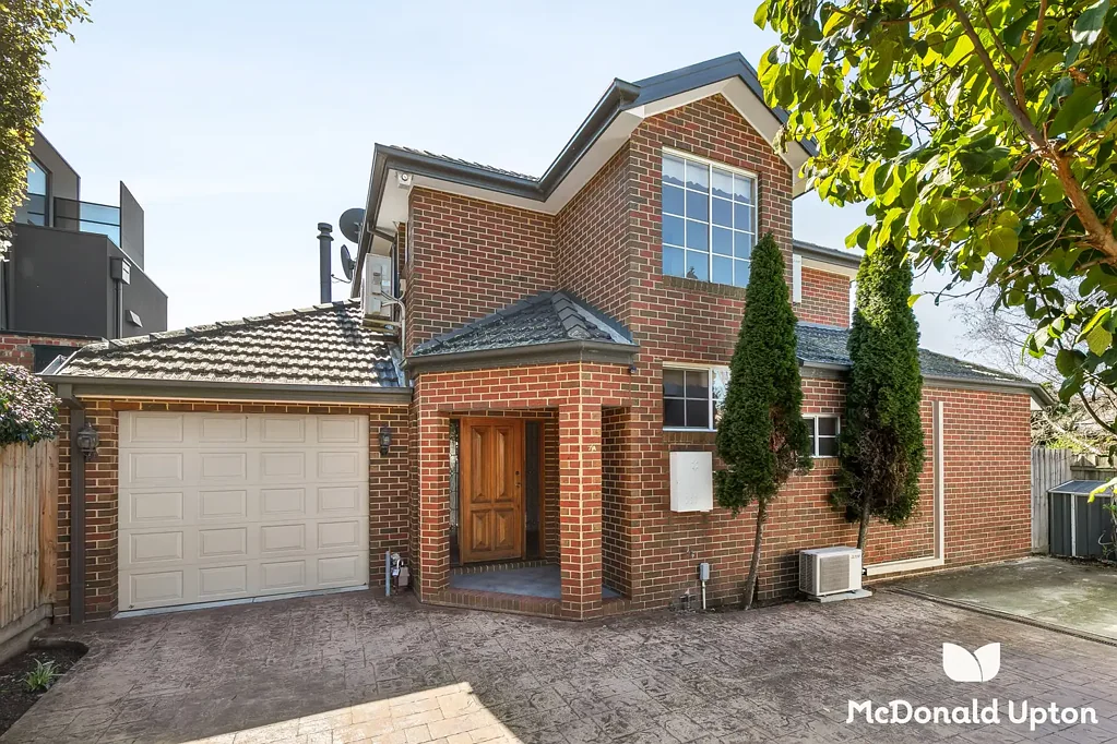 Strathmore 3房 备受喜爱的家庭社区中的宽敞待客居所 Oversized Entertainer in a Beloved Family Enclave