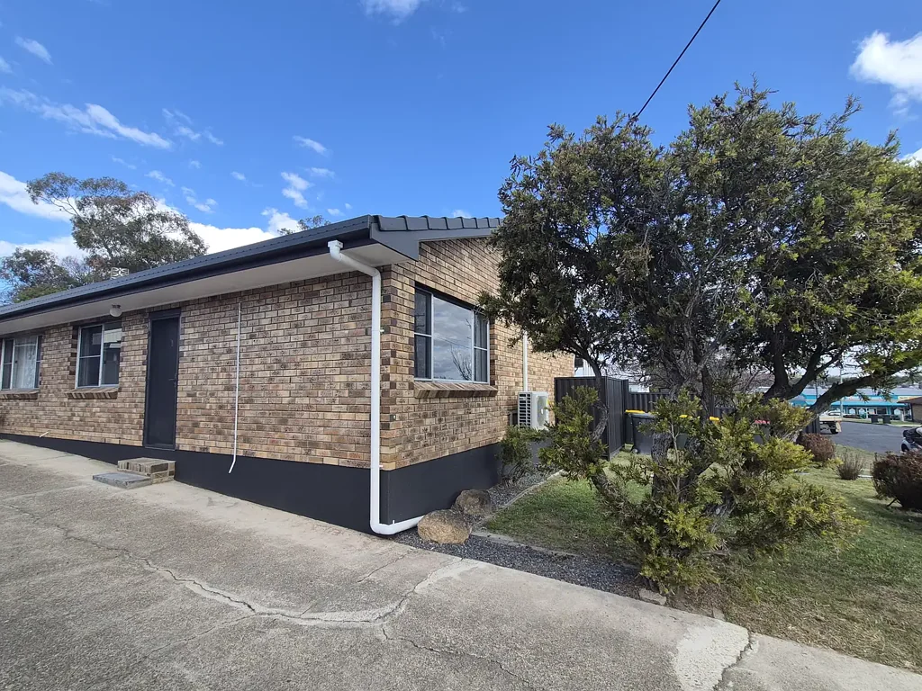 Modern 2 Bedroom unit walking distance to town center