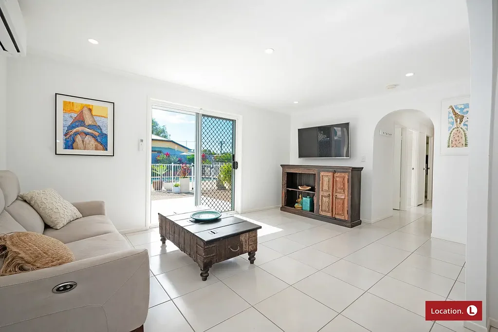 Walkervale 4 Slaapkamer Fully Renovated Private Residence with Pool, Solar & Granny Flat/Separate Studio!