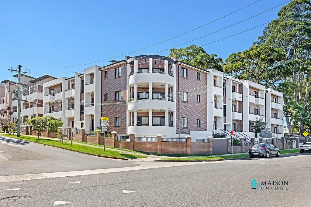 Rydalmere 1房 双砖结构耐用 77平米精装 东向客厅采光佳 厨房电器齐全 大卧室带阳台 阳光遮盖露台 停车位储物室 近Dundas村站校 Full Brick Unit in Prime Locale