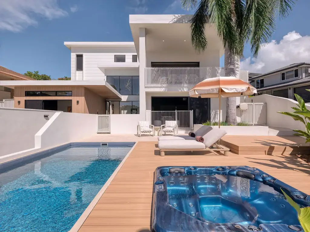 Caloundra 5બેડરૂમ Stunning Commercial-Grade Build: Luxury Designer Living
