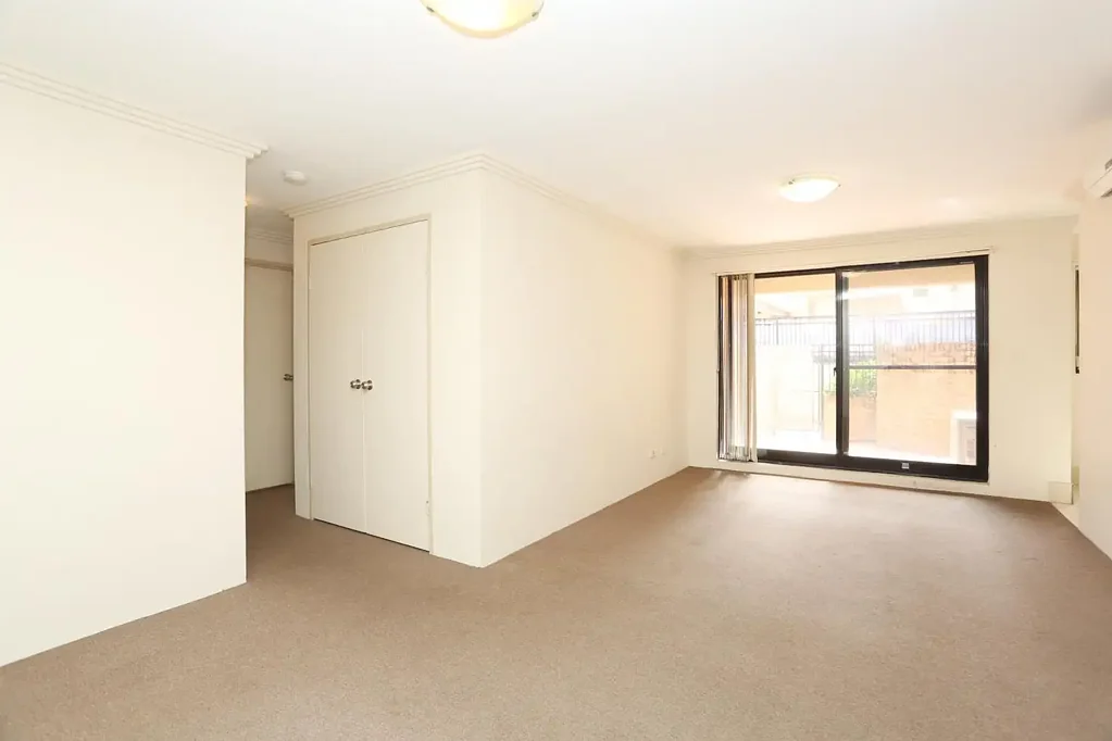 Stylish 2 Bedroom Apartment with Private Courtyard!