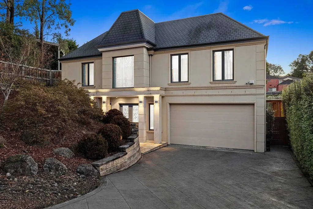 Templestowe 5ਬੈੱਡਰੂਮ Impeccable Design in an Idyllic Court Setting