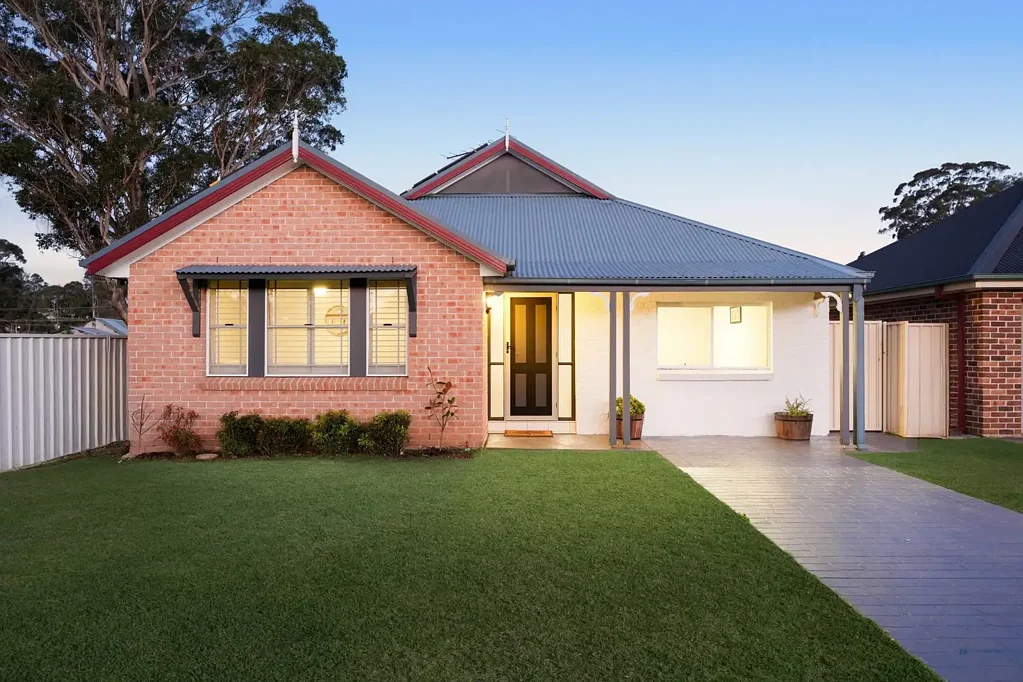 Tahmoor 4房 中心地段步行便利 506㎡宽敞地块 现代翻新低维护 三房带灵活空间 全屋百叶窗木地板 厨房浴室焕新 户外娱乐区篝火 太阳能节能高效 长车道充足停车 Modern Living in a Prime Tahmoor Location, With Nothing to Do!