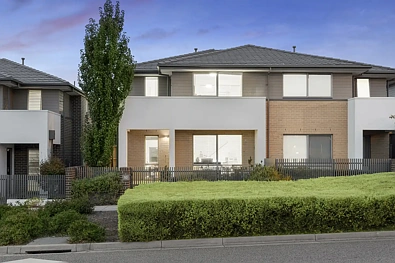 Wantirna South 3房 Mirvac品质建造 低维护地块 双层舒适空间 便捷双居设计 功能区域实用 靠近学校公园商店公交 Smeg厨房 石英台面 镜面衣柜 主卧套间 燃气太阳能热水 双车库后巷通道 Dual Living Comfort And Locality Ease