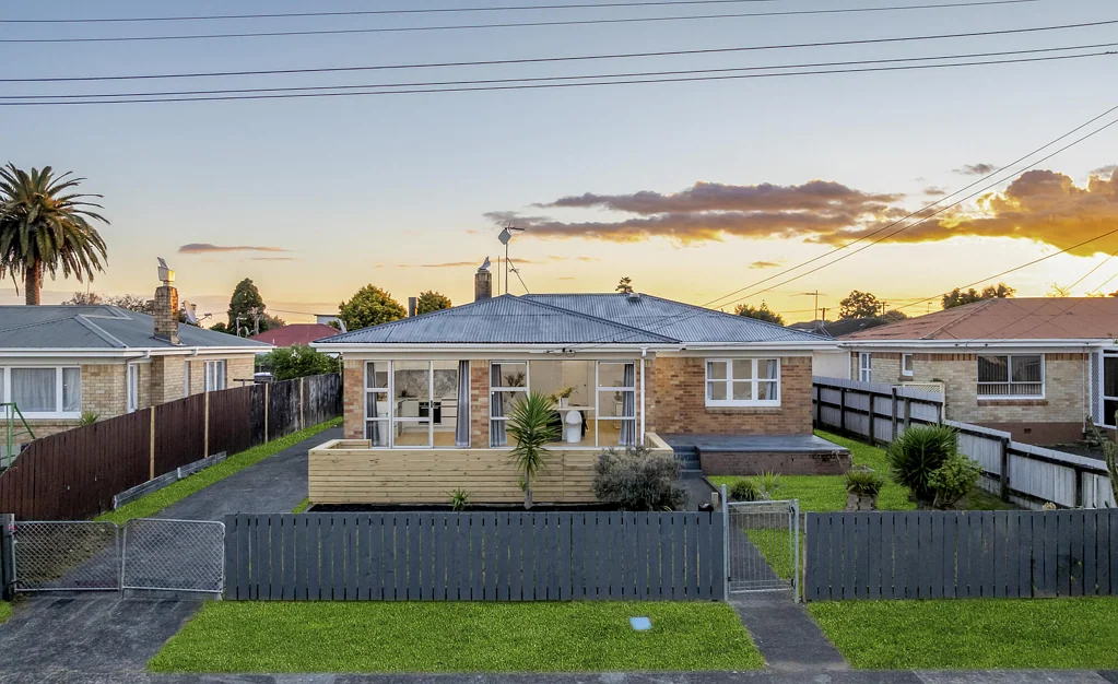 Papakura 4房  Space, Style & Sun - Renovated Brick Home