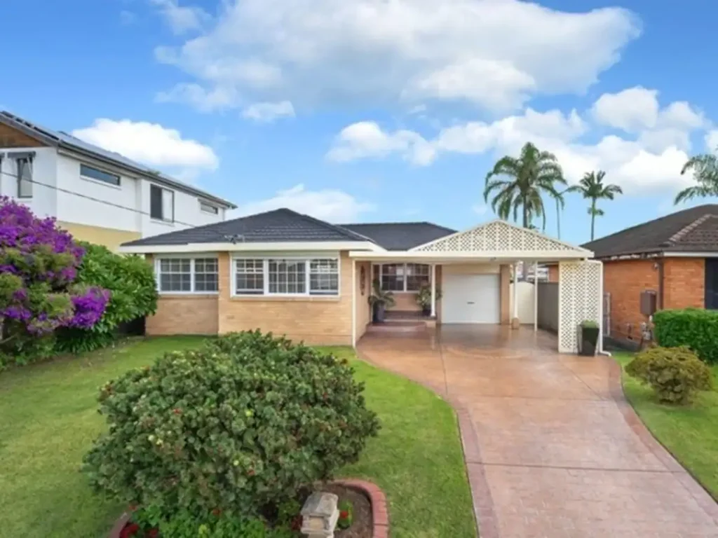 Beautifully Presented 3 Bedroom Family Home With A Swimming