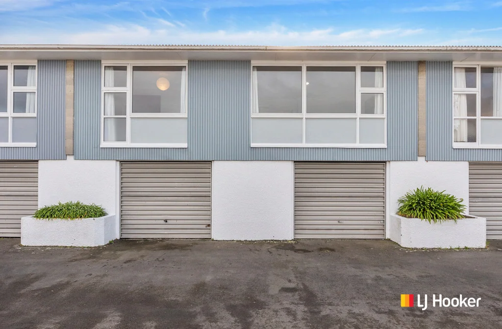 Mornington 2Zimmer Low Maintenance Unit with Two Garages