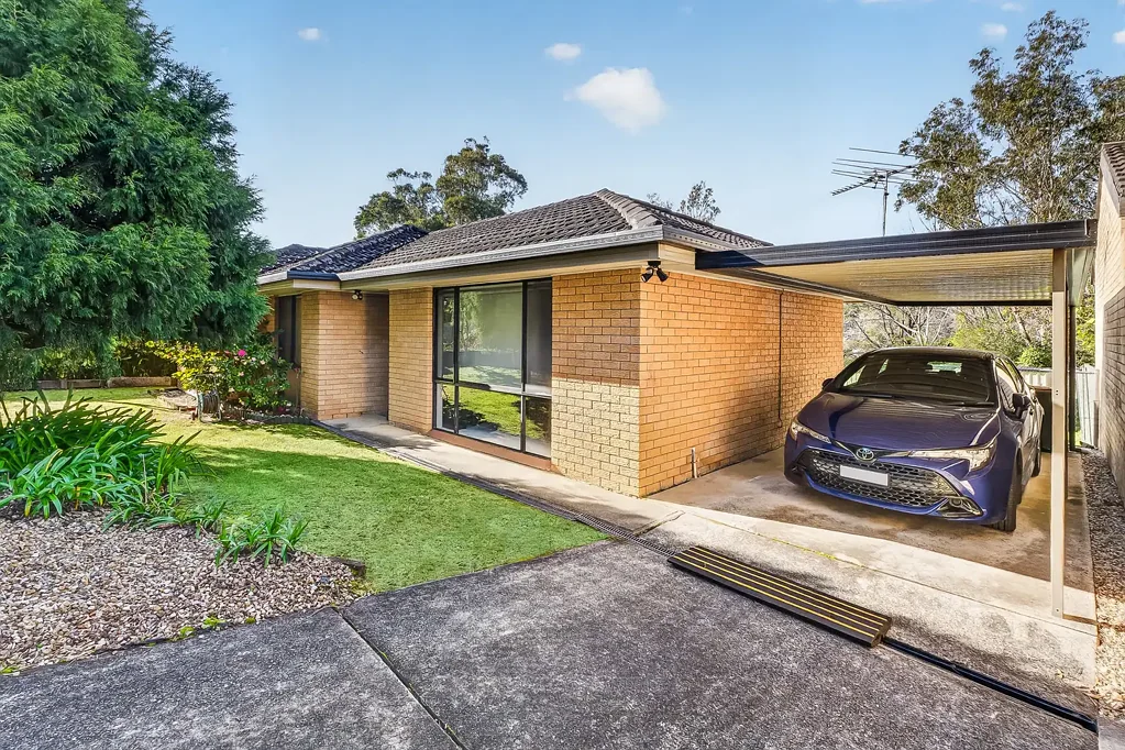 Hazelbrook 3ห้องนอน Light-Filled Home with Leafy Outlooks