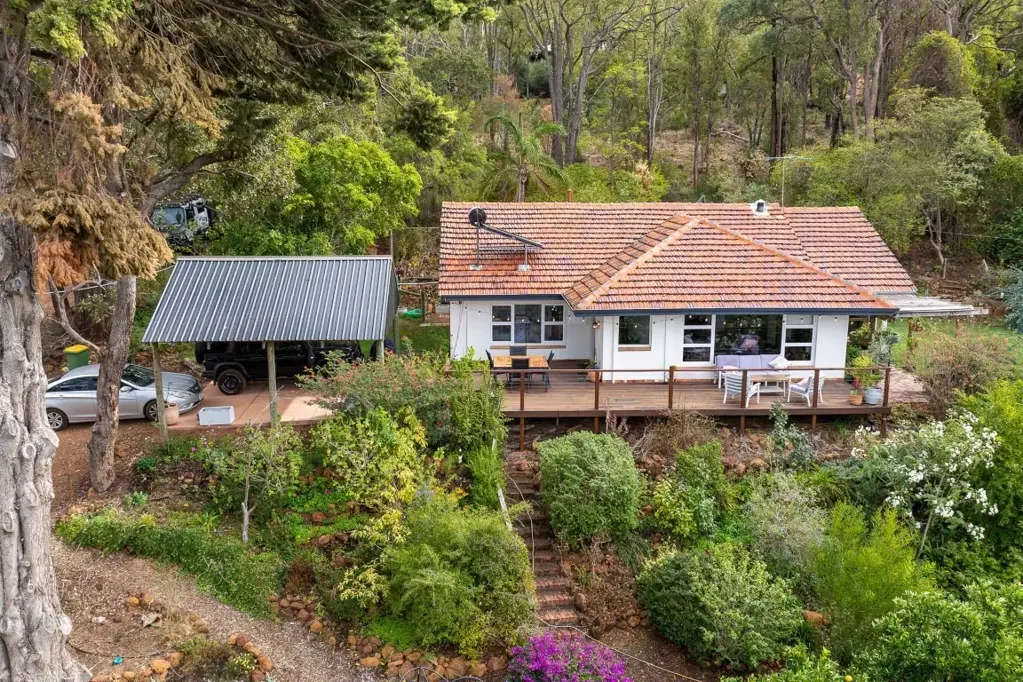 Roleystone 3ห้องนอน A Rare Hills Retreat with Space, Character & Future Potential