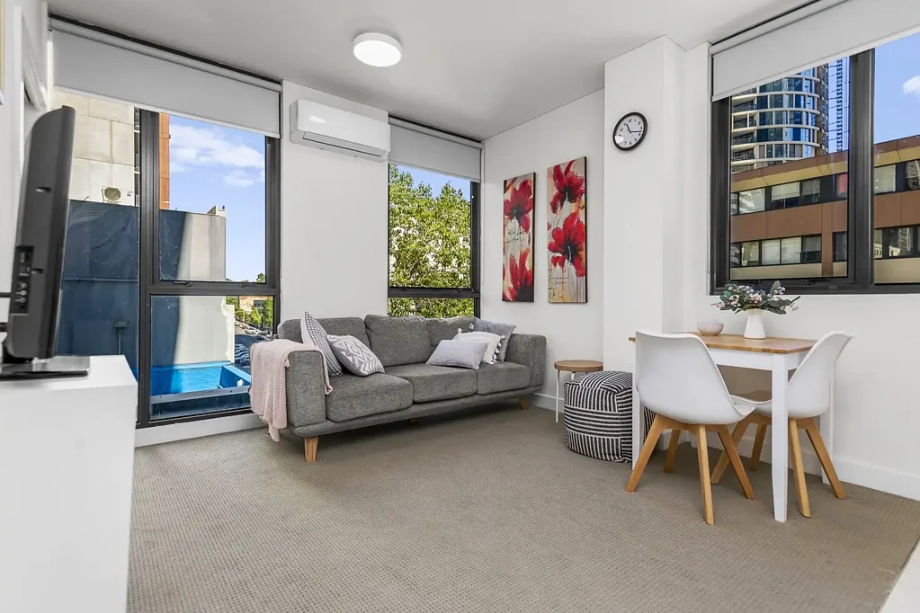 TWO BEDROOM FULLY FURNISHED APARTMENT IN THE HEART OF MELBOURNE CBD