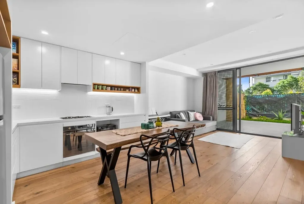Contemporary Living in Central Position