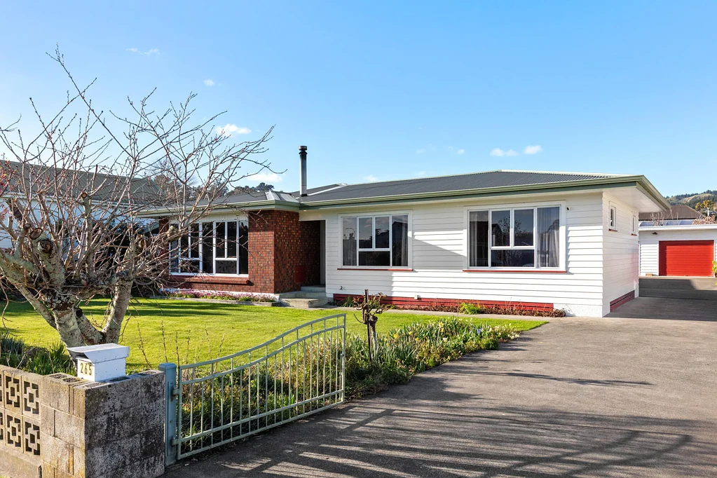 Whataupoko 3房  Easy family living, inside and out
