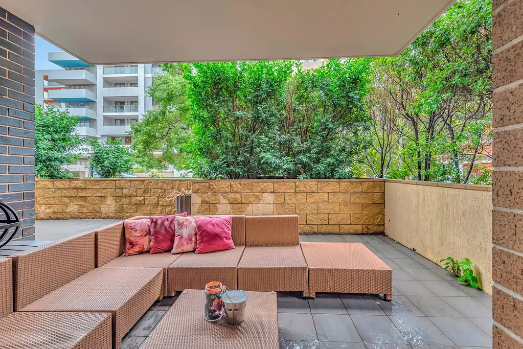 Warwick Farm 2Zimmer Spacious ground floor apartment featuring a ultra large courtyard