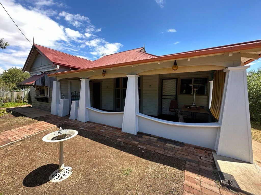 Peak Hill 3침실 Charming Home with Endless Potential!