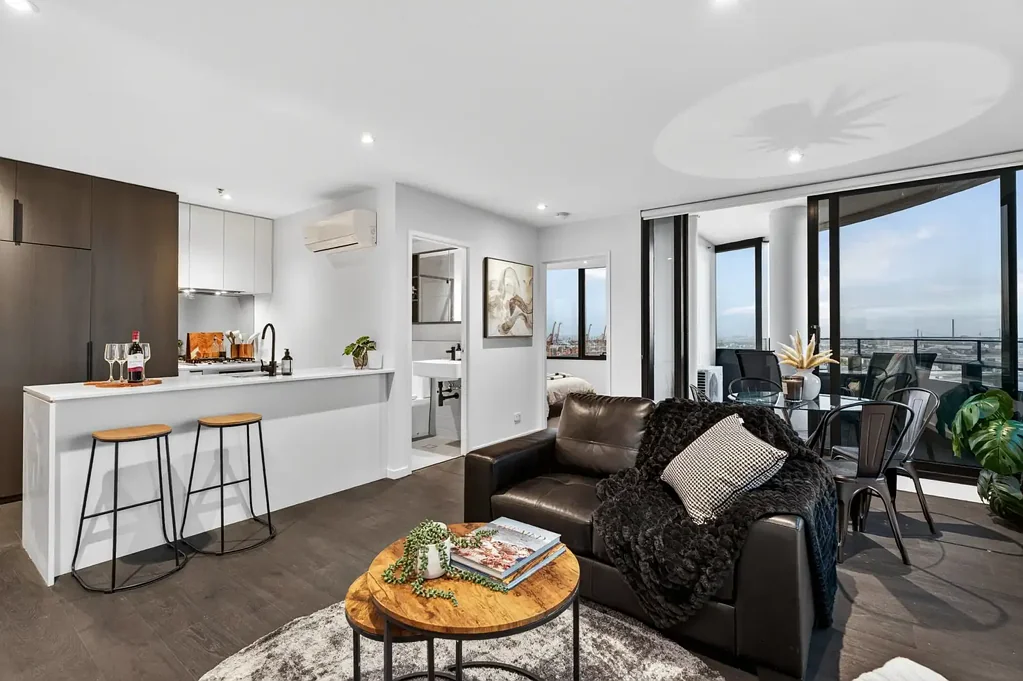 Footscray 2房 Maribyrnong河景  Miele电器厨房  开放式生活空间  主卧带套间  次卧CBD景观  度假村式设施  河畔步行道近  咖啡馆餐厅林立 Luxury Meets Lifestyle