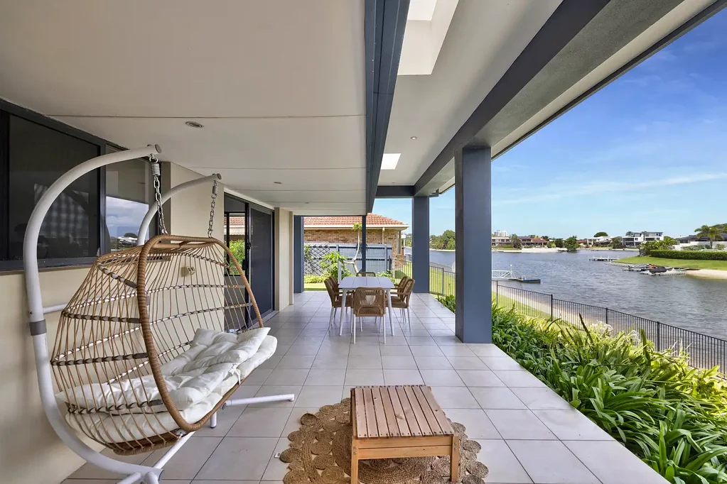 Broadbeach Waters 4Habitaciones 833m2 waterside haven with over 20m of glistening canal frontage