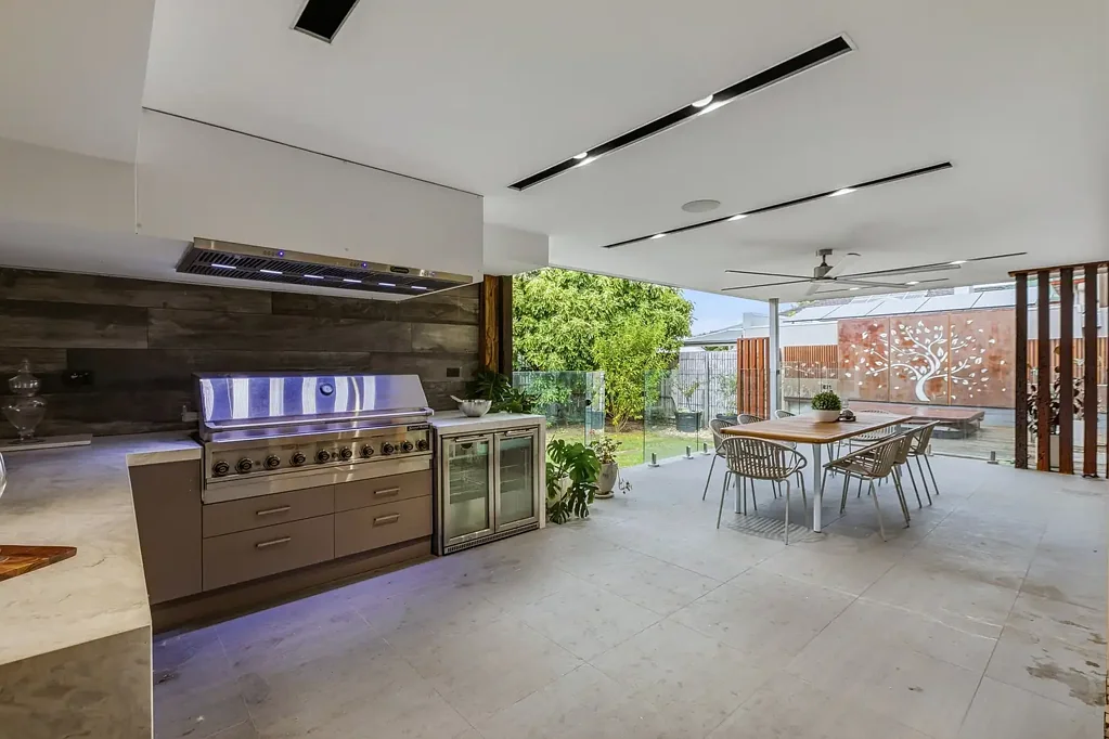 Williamstown 5ห้องนอน Rare Family Scale with Dual Access & Exceptional Entertaining