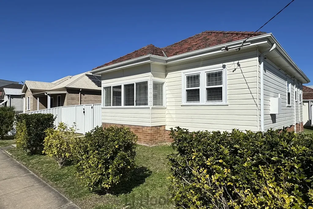 Charming 2 Bedroom House in Convenient Adamstown Location