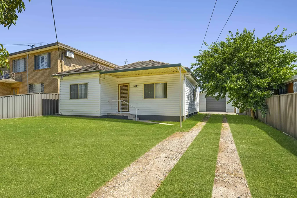 Canley Heights 5房 优质 R4 高密度开发机会，附带高收益收入！ Prime R4 High-Density Development Opportunity with High-Yield Income!