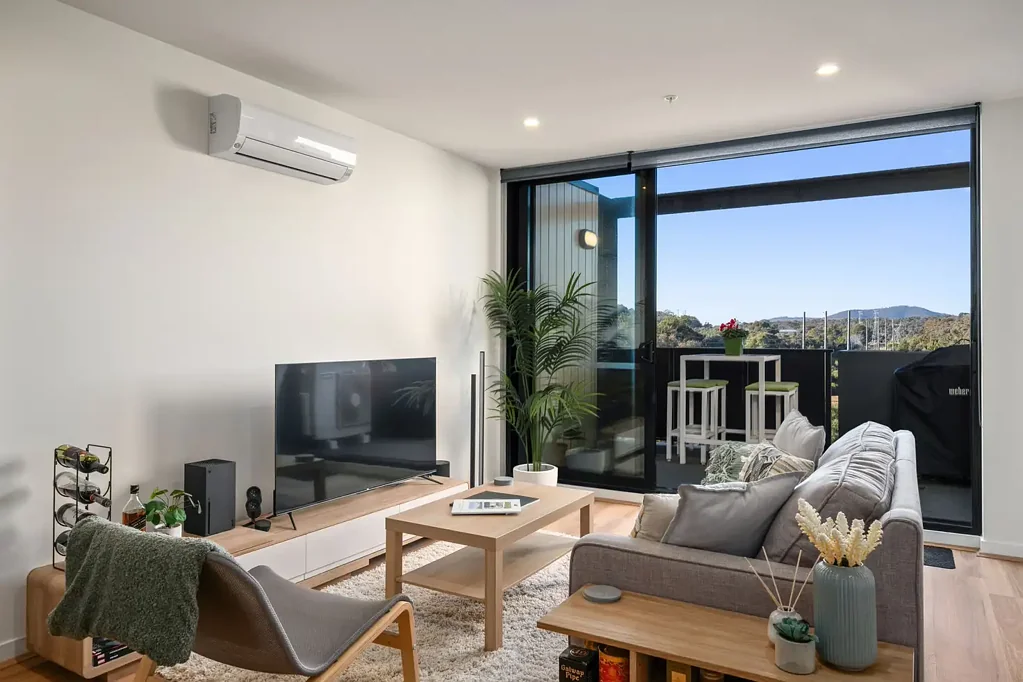 Bruce 2Moenga Top floor living with breathtaking reserve outlook
