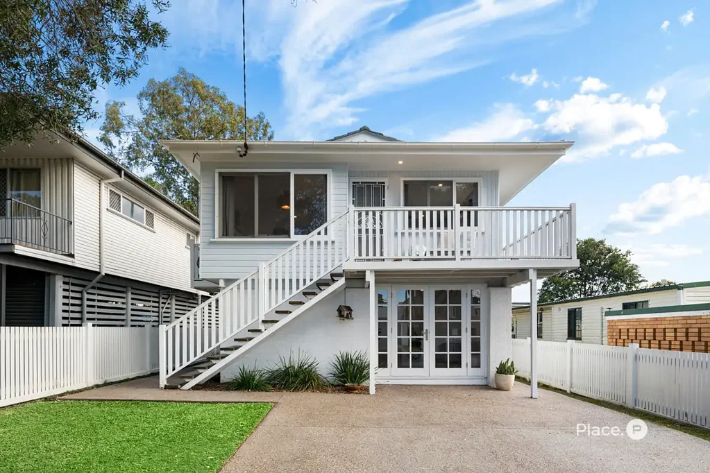 Sunnybank Hills 3房 Sunnybank Hills便捷位置 405m²低维护地块 双层宽敞空间 现代厨房 开放式布局 半环绕露台 全围栏后院 靠近学校购物中心 Spacious Family Living with Dual-Level Flexibility