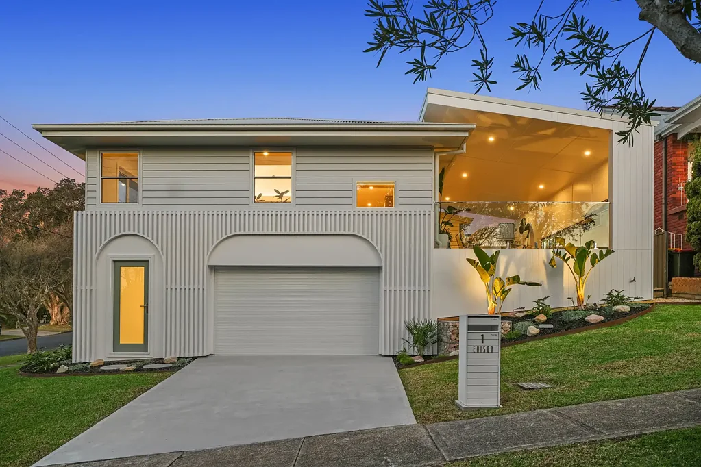 Adamstown Heights 4房  Put simply, luxury indoors, resort outdoors