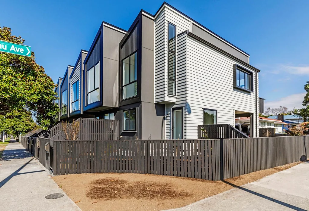 Almost New Home in Avondale - Sunday Market Across the Road!