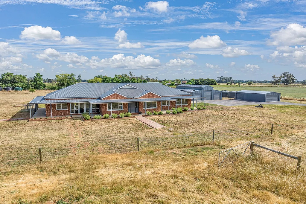 Lancaster 5कमरा The Brief: Refined Rural Retreat, A Luxurious Home on Sprawling Acreage