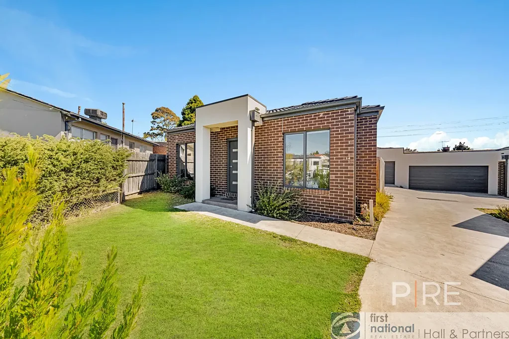 Modern, Light-Filled Unit in Convenient Doveton Location