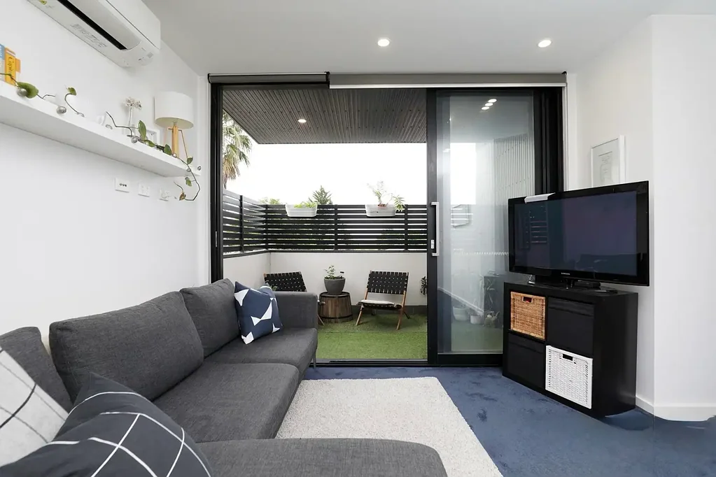 West Footscray 2房 内西部热门地段
智能低维护生活
靠近交通商圈
宽敞卧室私人露台
欧式厨房不锈钢电器
分体式暖冷系统
安全停车位储物空间
稳定租金收入
投资首次置业机会 Priced to Sell – The Perfect Start or Savvy Investment!