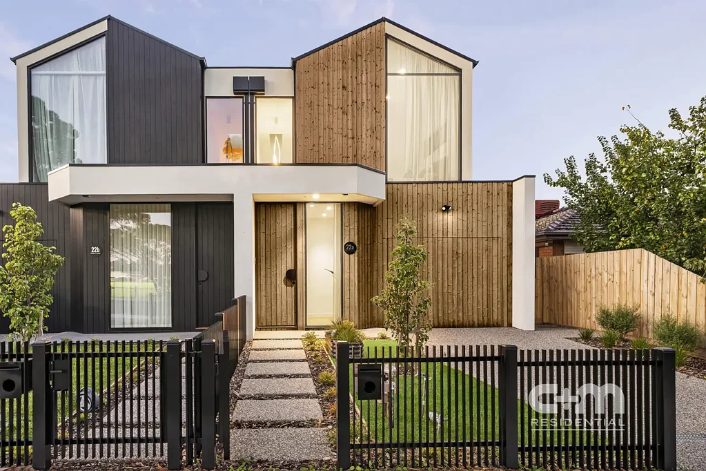 Pascoe Vale 4房 现代并排设计 269㎡土地 4卧3卫 Smeg厨房 岛台石材 主卧浴缸 风管冷暖 露台烧烤 邻公园学校 Family Luxury in a League of its Own