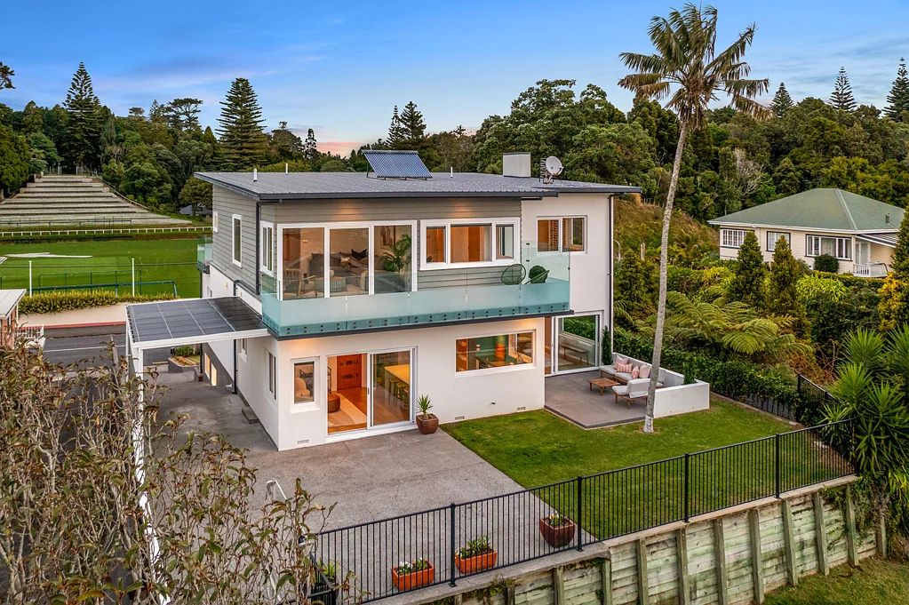 New Plymouth Central 5 Bedroom Amazing Views in Every Direction