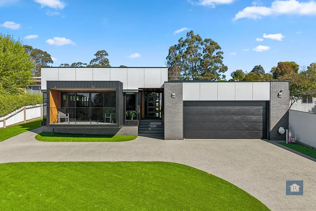 Elliminyt 3 Bedroom Elevated Elegance with a View…