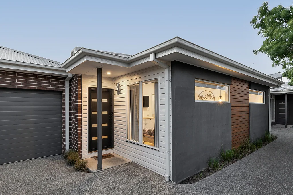 2/26 Eames Avenue, Brooklyn, VIC 3012