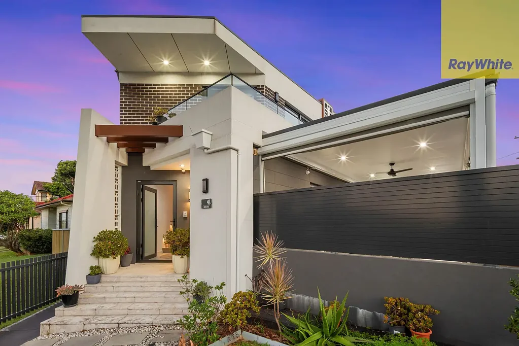 Revesby Heights 4Kwarto Luxury Living | Designer Double Brick Residence