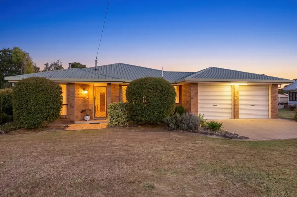Allora 4 Bedroom Large, solid brick home in a great part of Allora!